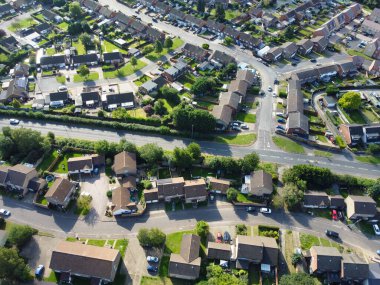 İngiltere 'nin Doğu Luton şehrinin havadan görüntüsü Büyük Britanya, İngiltere. 17 Ağustos 2023 'te İHA' nın kamerasıyla Yüksek İrtifa 'dan yakalanmış.