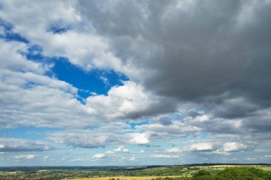İngiltere 'nin başkenti Luton' da bulunan Sharpenhoe Clappers 'da İngiliz kırsalında dramatik ve yoğun bulutların en güzel ve en iyi yüksek açılı manzarası. 24 Haziran 2023 Günbatımı Zamanı