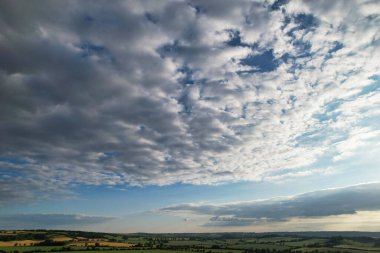 İngiltere 'nin başkenti Luton' da bulunan Sharpenhoe Clappers 'da İngiliz kırsalında dramatik ve yoğun bulutların en güzel ve en iyi yüksek açılı manzarası. 24 Haziran 2023 Günbatımı Zamanı