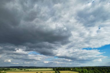 İngiltere 'nin başkenti Luton' da bulunan Sharpenhoe Clappers 'da İngiliz kırsalında dramatik ve yoğun bulutların en güzel ve en iyi yüksek açılı manzarası. 24 Haziran 2023 Günbatımı Zamanı