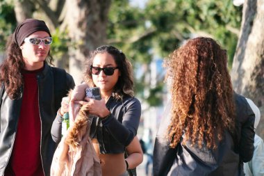 İngiltere 'nin merkez Luton şehrindeki insanlar Büyük Britanya üzerindeki güneşli bir günde. 22 Ağustos 2023 'te yakalandı.