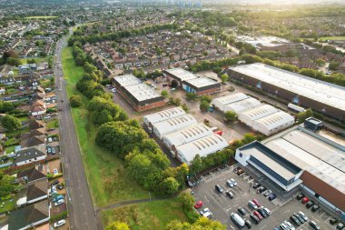 Yağmur ve Bulutlu Günbatımında İngiltere 'nin kuzeydoğu Luton şehrinin hava görüntüsü. Yüksek Açılı Görüntü, İHA 'nın Kamerasıyla 22 Eylül 2023' te çekildi.