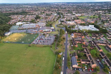 Yağmur ve Bulutlu Günbatımında İngiltere 'nin kuzeydoğu Luton şehrinin hava görüntüsü. Yüksek Açılı Görüntü, İHA 'nın Kamerasıyla 22 Eylül 2023' te çekildi.