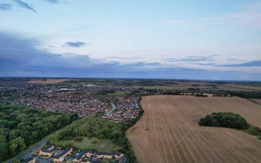 Yağmur ve Bulutlu Günbatımında İngiltere 'nin kuzeydoğu Luton şehrinin hava görüntüsü. Yüksek Açılı Görüntü, İHA 'nın Kamerasıyla 22 Eylül 2023' te çekildi.