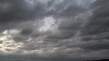 İngiltere 'nin Luton şehrinde Kara Yağmur Bulutları ve Gökyüzü