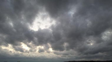 İngiltere 'nin Luton şehrinde Kara Yağmur Bulutları ve Gökyüzü