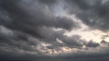 İngiltere 'nin Luton şehrinde Kara Yağmur Bulutları ve Gökyüzü