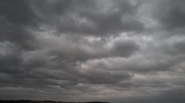 İngiltere 'nin Luton şehrinde Kara Yağmur Bulutları ve Gökyüzü