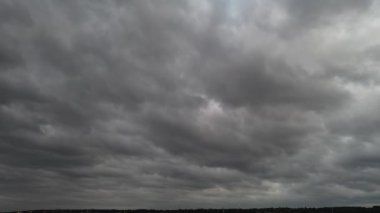 İngiltere 'nin Luton şehrinde Kara Yağmur Bulutları ve Gökyüzü