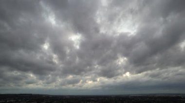 İngiltere 'nin Luton şehrinde Kara Yağmur Bulutları ve Gökyüzü
