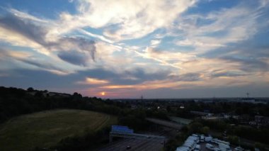 Gün batımında Luton City üzerinde Gökyüzünün Muhteşem Renkleri ve Yağmur Bulutları. Güzel Yüksek Açılı Görüntü İHA 'nın Kamerasıyla çekildi