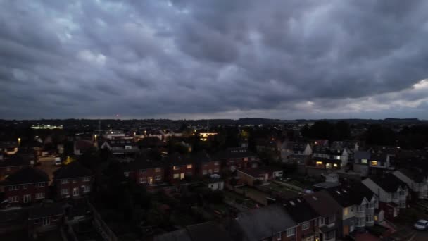 英国のルートンシティ上空の黒い雨雲とスカイ — ストック動画