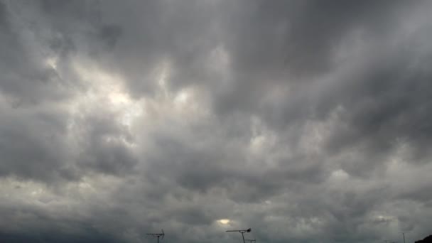 Nubes Lluvia Negra Cielo Sobre Ciudad Luton Inglaterra — Vídeos de Stock