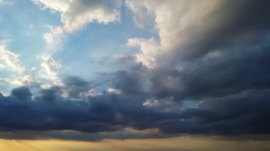 İngiltere 'nin İngiliz Şehri üzerinde En Güzel Gökyüzü ve Bulutların Yüksek Açı Görüntüsü. Luton, İngiltere Büyük Britanya, İngiltere. 