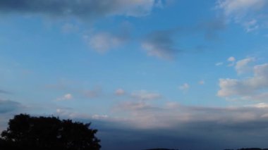 İngiltere 'nin İngiliz Şehri üzerinde En Güzel Gökyüzü ve Bulutların Yüksek Açı Görüntüsü. Luton, İngiltere Büyük Britanya, İngiltere. 