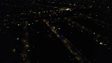 İngiliz Luton City 'nin Gece Görüntüleri, Yüksek Açılı Kamera 07.Ekim 2023' te İngiltere 'de Drone' un Kamerasıyla çekildi..