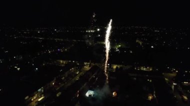 Aydınlanmış İngiliz Şehri 'nde Gece Havası Havai fişek Gösterisi. Drone 'un İngiltere' nin Luton Kasabası Gece Görüntüsü