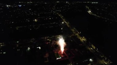 Aydınlanmış İngiliz Şehri 'nde Gece Havası Havai fişek Gösterisi. Drone 'un İngiltere' nin Luton Kasabası Gece Görüntüsü