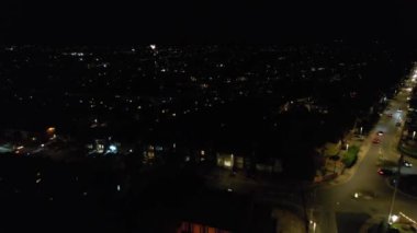 Aydınlanmış İngiliz Şehri 'nde Gece Havası Havai fişek Gösterisi. Drone 'un İngiltere' nin Luton Kasabası Gece Görüntüsü
