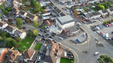 Günbatımında İngiltere 'nin Kuzey Luton şehrinin güzel hava manzarası. 8 Ekim 2023 'te Drone' un Kamerasıyla çekildi. Zaman Süreleri