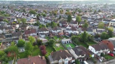 Günbatımında İngiltere 'nin Kuzey Luton şehrinin güzel hava manzarası. 8 Ekim 2023 'te Drone' un Kamerasıyla çekildi. Zaman Süreleri