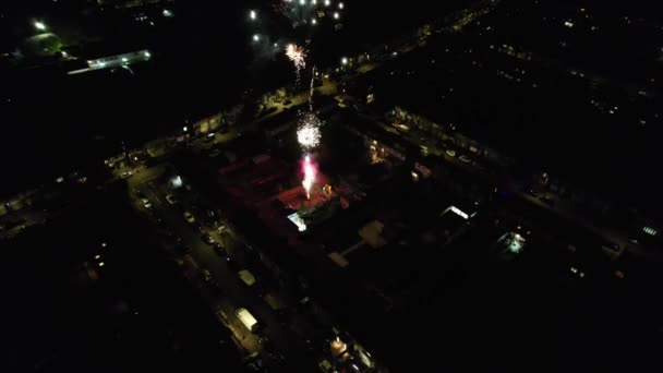 Ночной Вид Воздуха Фейерверки Иллюминированном Британском Городе След Дрона Английском — стоковое видео