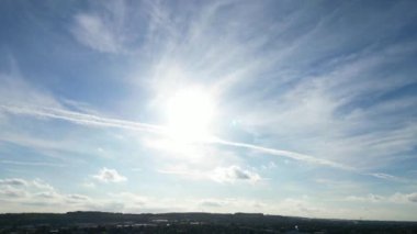 Güzel ve Parlak Mavi Gökyüzü, İngiltere 'nin Luton şehrinde güneşli bir günde az kalın bulutlu. Görüntü İHA 'nın Kamerasıyla kaydedildi.
