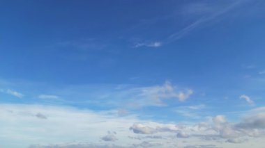 Güzel ve Parlak Mavi Gökyüzü, İngiltere 'nin Luton şehrinde güneşli bir günde az kalın bulutlu. Görüntü İHA 'nın Kamerasıyla kaydedildi.