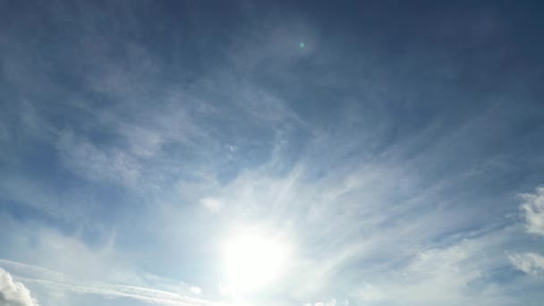 Schöner Und Strahlend Blauer Himmel Mit Wenigen Dicken Wolken Während — Stockvideo