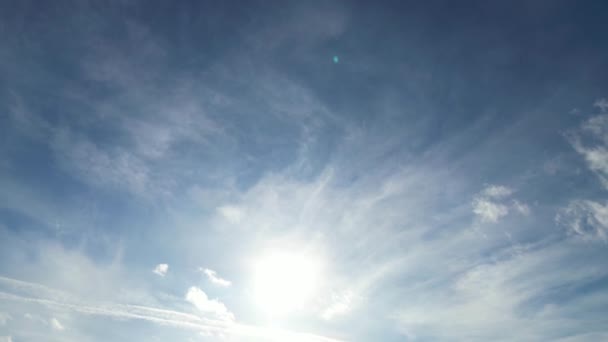 Gyönyörű Világos Kék Kevés Vastag Felhők Alatt Sunny Day Felett — Stock videók