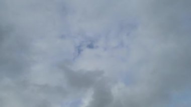 İngiltere 'nin Luton şehrinde hızlı hareket eden dramatik bulutların ve gökyüzünün yüksek açılı görüntüsü