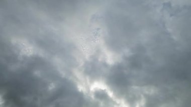 İngiltere 'nin Luton şehrinde hızlı hareket eden dramatik bulutların ve gökyüzünün yüksek açılı görüntüsü