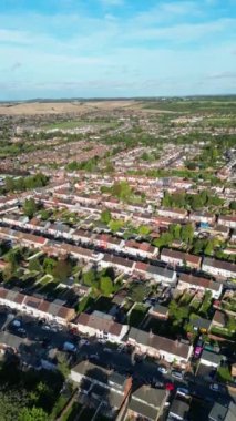 Güneşli bir günde Doğu Luton üzerinde dikey hava görüntüsü. 10 Haziran 2023 'te Drone' un Kamerasıyla çekilmiştir.