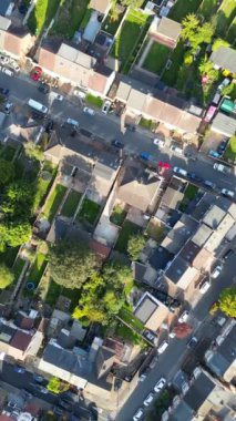 Güneşli bir günde Doğu Luton üzerinde dikey hava görüntüsü. 10 Haziran 2023 'te Drone' un Kamerasıyla çekilmiştir.