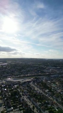 Güneşli bir günde Doğu Luton üzerinde dikey hava görüntüsü. 10 Haziran 2023 'te Drone' un Kamerasıyla çekilmiştir.