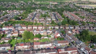 Slow Motion Moage Over Eastern Luton Sunny Day 'de. 8 Mayıs 2023 'te Drone' un Kamerasıyla çekilmiştir.