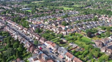 Slow Motion Moage Over Eastern Luton Sunny Day 'de. 8 Mayıs 2023 'te Drone' un Kamerasıyla çekilmiştir.