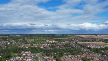 Slow Motion Moage Over Eastern Luton Sunny Day 'de. 8 Mayıs 2023 'te Drone' un Kamerasıyla çekilmiştir.