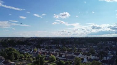 Slow Motion Moage Over Eastern Luton Sunny Day 'de. 8 Mayıs 2023 'te Drone' un Kamerasıyla çekilmiştir.