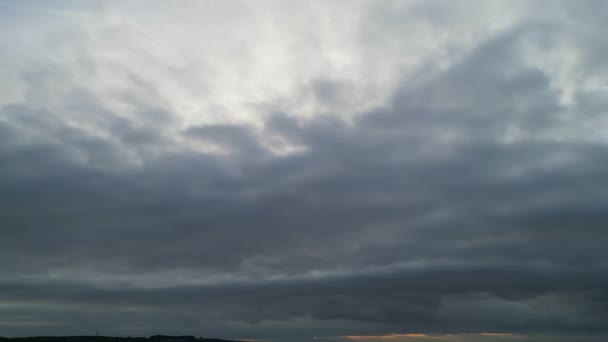 英国卢顿市上空快速移动的云彩和天空的高角度视图 — 图库视频影像