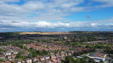 Slow Motion Moage Over Eastern Luton Sunny Day 'de. 8 Mayıs 2023 'te Drone' un Kamerasıyla çekilmiştir.