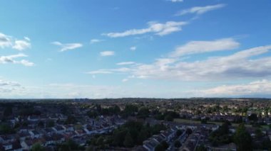 Slow Motion Moage Over Eastern Luton Sunny Day 'de. 8 Mayıs 2023 'te Drone' un Kamerasıyla çekilmiştir.