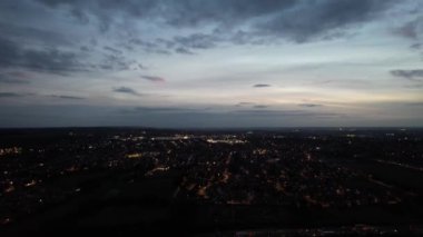 Luton, İngiltere, Birleşik Krallık - 4 Ekim 2023: Luton şehrinin gün batımından sonraki hava görüntüsü