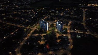 Luton, İngiltere, Birleşik Krallık - 4 Ekim 2023: Luton şehrinin gün batımından sonraki hava görüntüsü