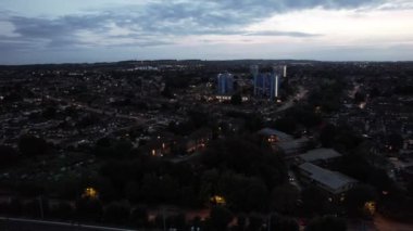 Luton, İngiltere, Birleşik Krallık - 4 Ekim 2023: Luton şehrinin gün batımından sonraki hava görüntüsü
