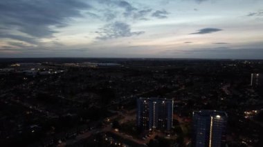 Luton, İngiltere, Birleşik Krallık - 4 Ekim 2023: Luton şehrinin gün batımından sonraki hava görüntüsü