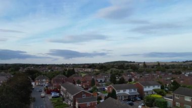 Günbatımında İngiltere 'nin Kuzey Luton şehrinin güzel hava manzarası. 8 Ekim 2023 'te Drone' un Kamerasıyla çekildi. Zaman Süreleri