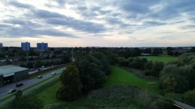 Günbatımında İngiltere 'nin Kuzey Luton şehrinin güzel hava manzarası. 8 Ekim 2023 'te Drone' un Kamerasıyla çekildi. Zaman Süreleri