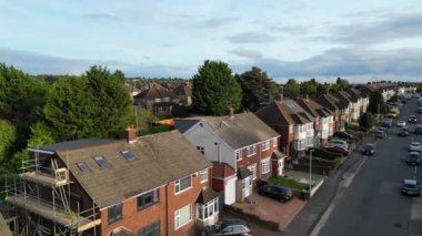 Günbatımında İngiltere 'nin Kuzey Luton şehrinin güzel hava manzarası. 8 Ekim 2023 'te Drone' un Kamerasıyla çekildi. Zaman Süreleri