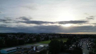 Günbatımında İngiltere 'nin Kuzey Luton şehrinin güzel hava manzarası. 8 Ekim 2023 'te Drone' un Kamerasıyla çekildi. Zaman Süreleri